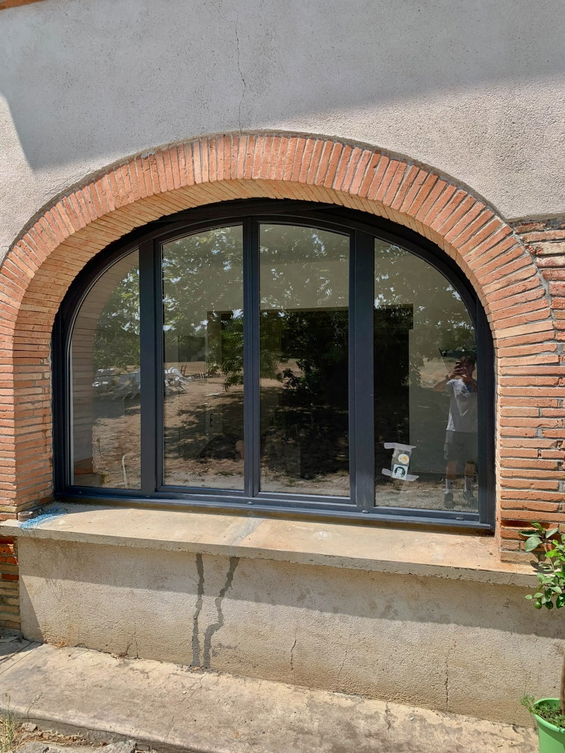 Pose en rénovation d’une fenêtre PVC plein cintre sur mesure de 3m à Saint-Sardos